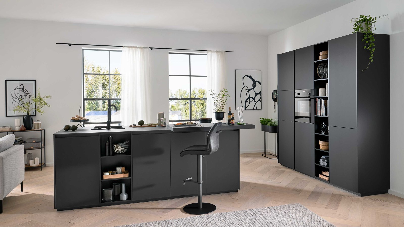 Interliving Interliving Küche Serie 3091 – Elegante, moderne Inselküche in Mattschwarz mit offenen Regalen und großzügigem Stauraum
