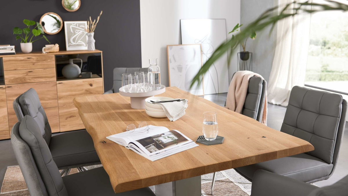Esstisch mit massiver Holzplatte aus heller Eiche und Edelstahlgestell