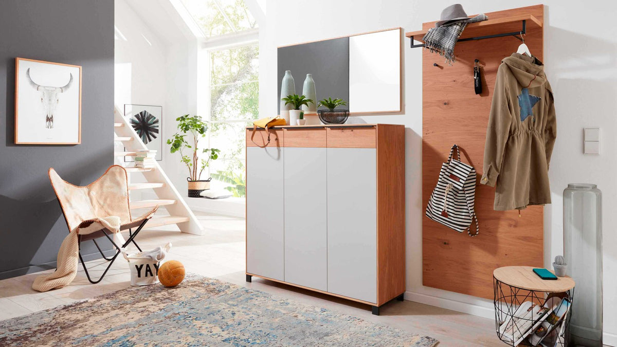 Moderne Garderobe aus Holz mit grauen Fronten, Schuhschrank, Spiegel und Wandpaneel