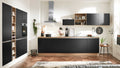 Interliving Küche Serie 3024 – Schwarz mit Holzdetails