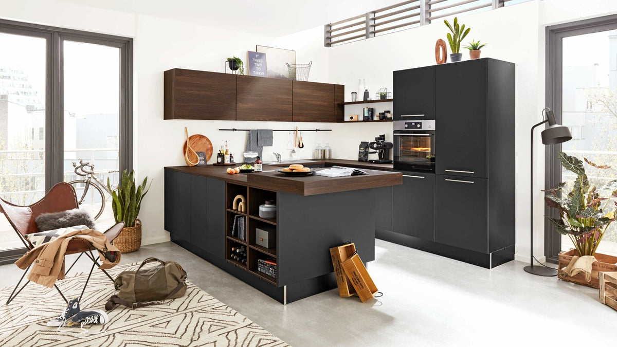 Interliving Küche Serie 3099 – Schwarz mit Holzakzenten