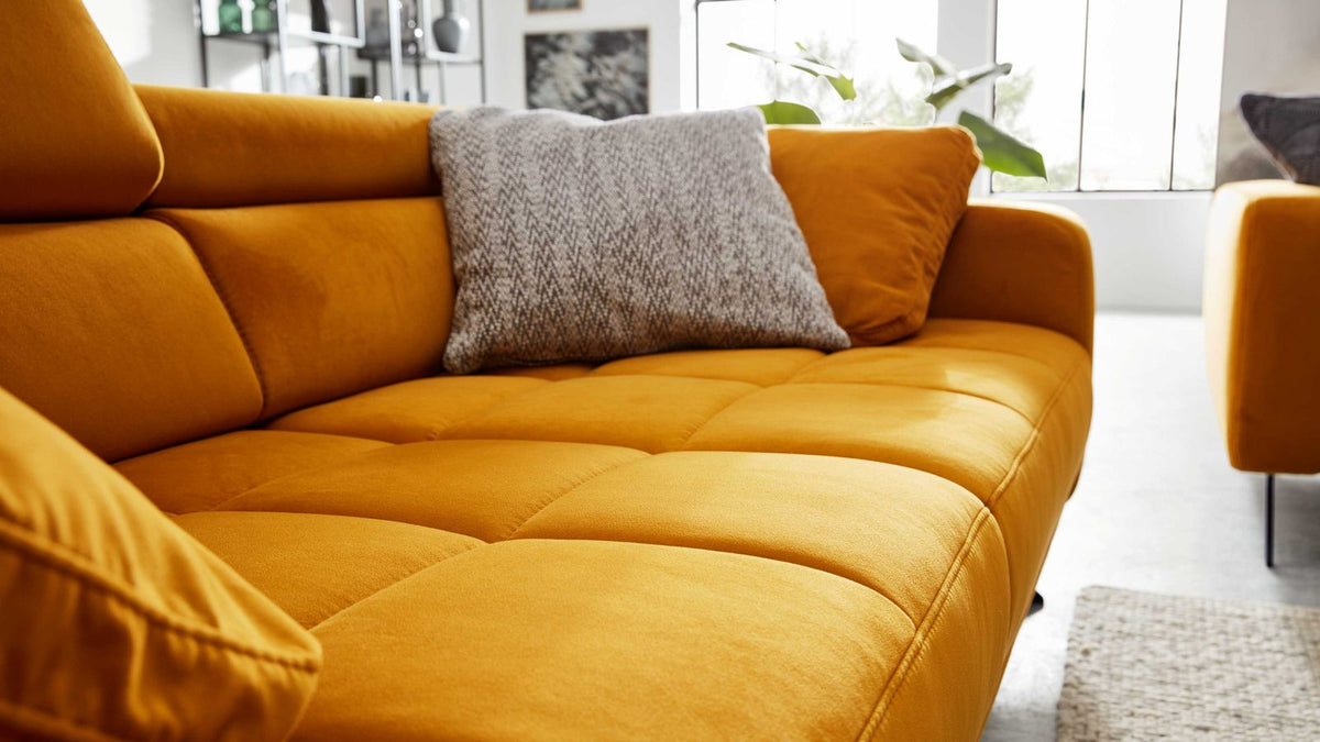 Interliving Serie 4303 – Einzelsofa 3-Sitzer Samt Curry