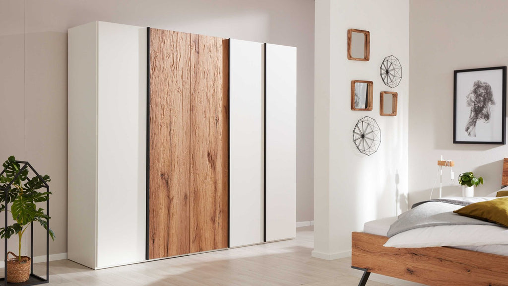 Kleiderschrank mit weißen Drehtüren und mittigem Holzelement