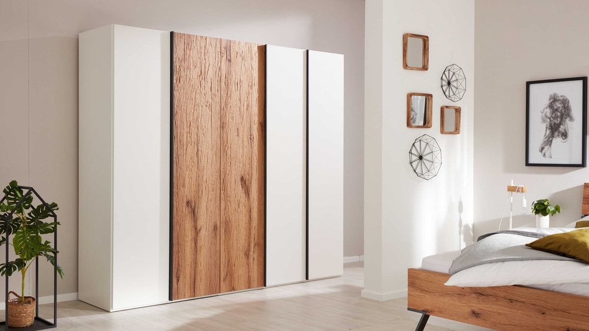 Kleiderschrank mit weißen Drehtüren und mittigem Holzelement