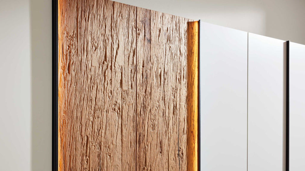 Kleiderschrank mit weißen Drehtüren und mittigem Holzelement
