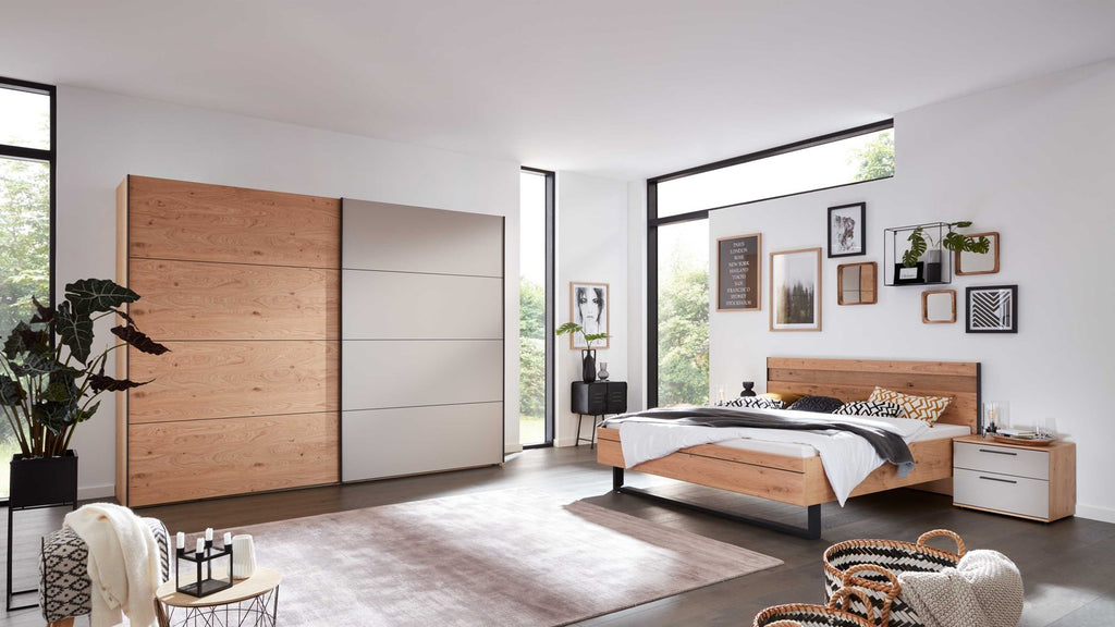Schlafzimmer in Balkeneiche und Taupe