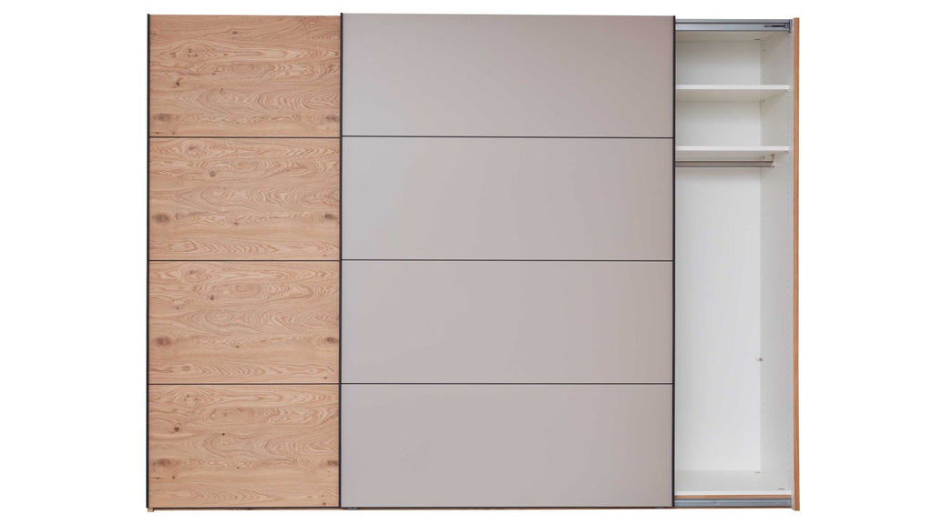 Schlafzimmer in Balkeneiche und Taupe mit Doppelbett und Schwebetürenschrank