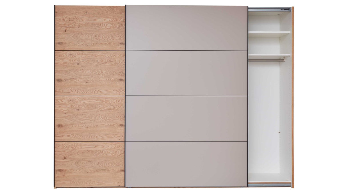Schlafzimmer in Balkeneiche und Taupe mit Doppelbett und Schwebetürenschrank
