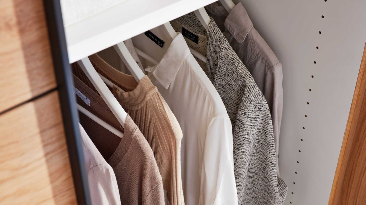 Schlafzimmer in Balkeneiche und Taupe mit Doppelbett und Schwebetürenschrank