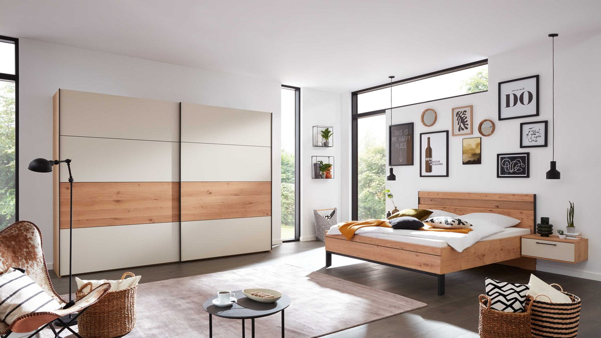 Schlafzimmer mit Schwebetürenschrank in Balkeneiche und Sand