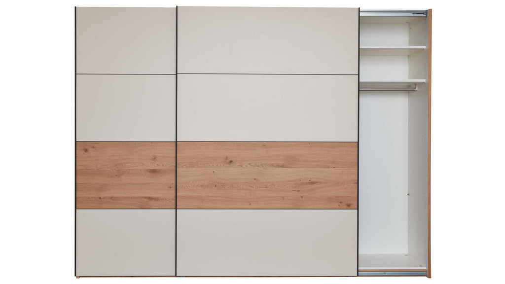 Schlafzimmer mit Schwebetürenschrank und Bett in Balkeneiche und Sand