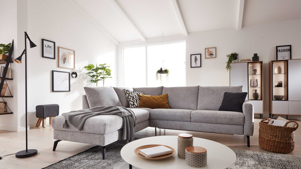 Interliving Serie 4400 – Ecksofa Stoff Hellgrau