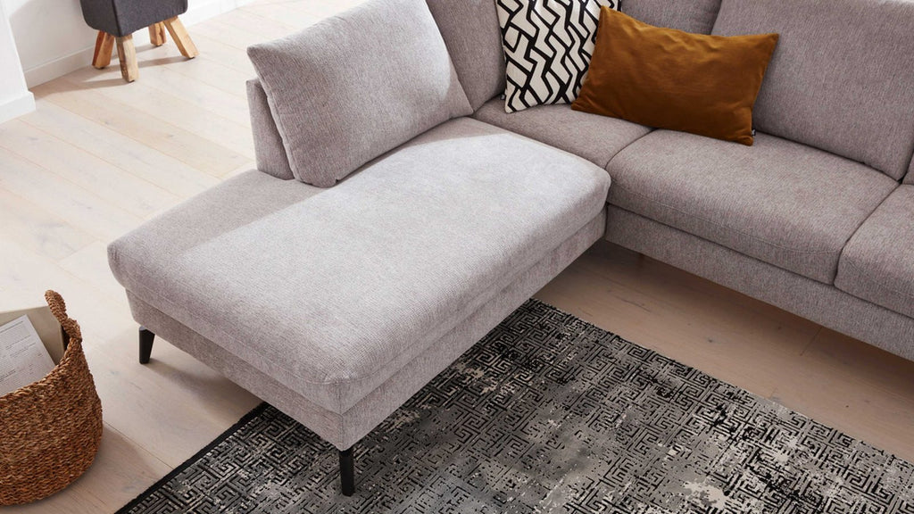 Interliving Serie 4400 – Ecksofa Stoff Hellgrau
