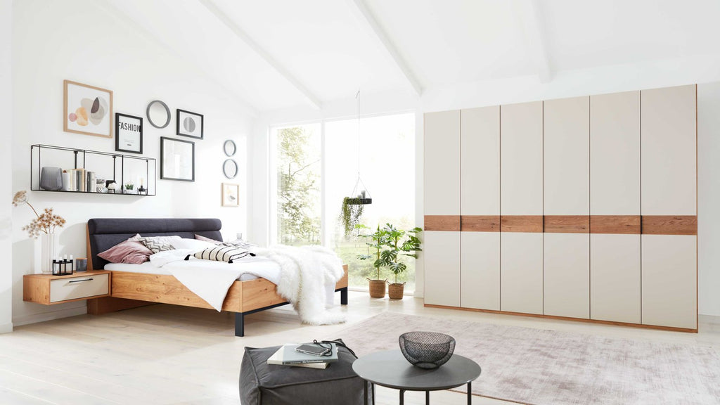 Vierteiliges Schlafzimmer mit Polsterbett