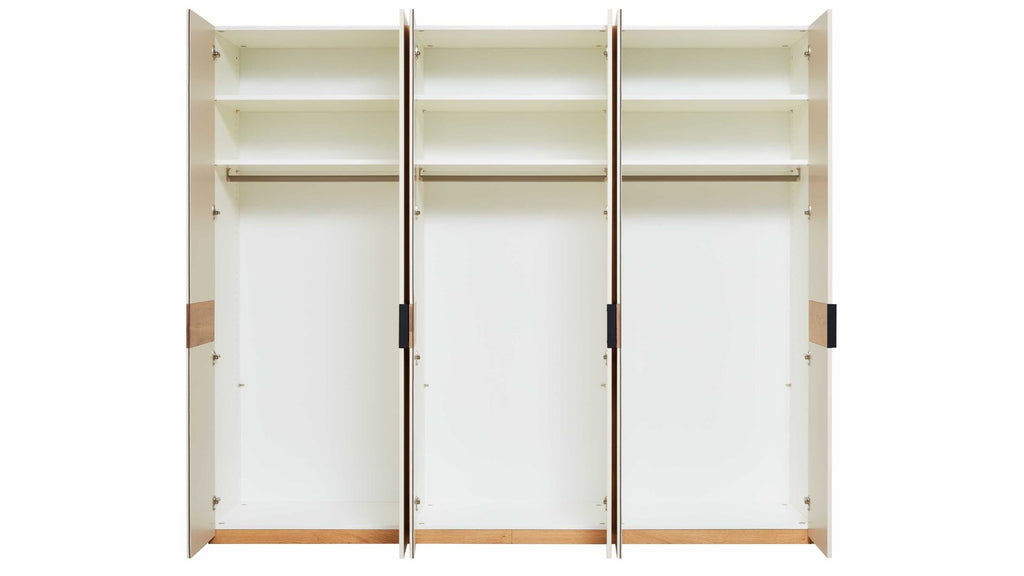 Vierteiliges Schlafzimmer mit Polsterbett und großzügigem Kleiderschrank