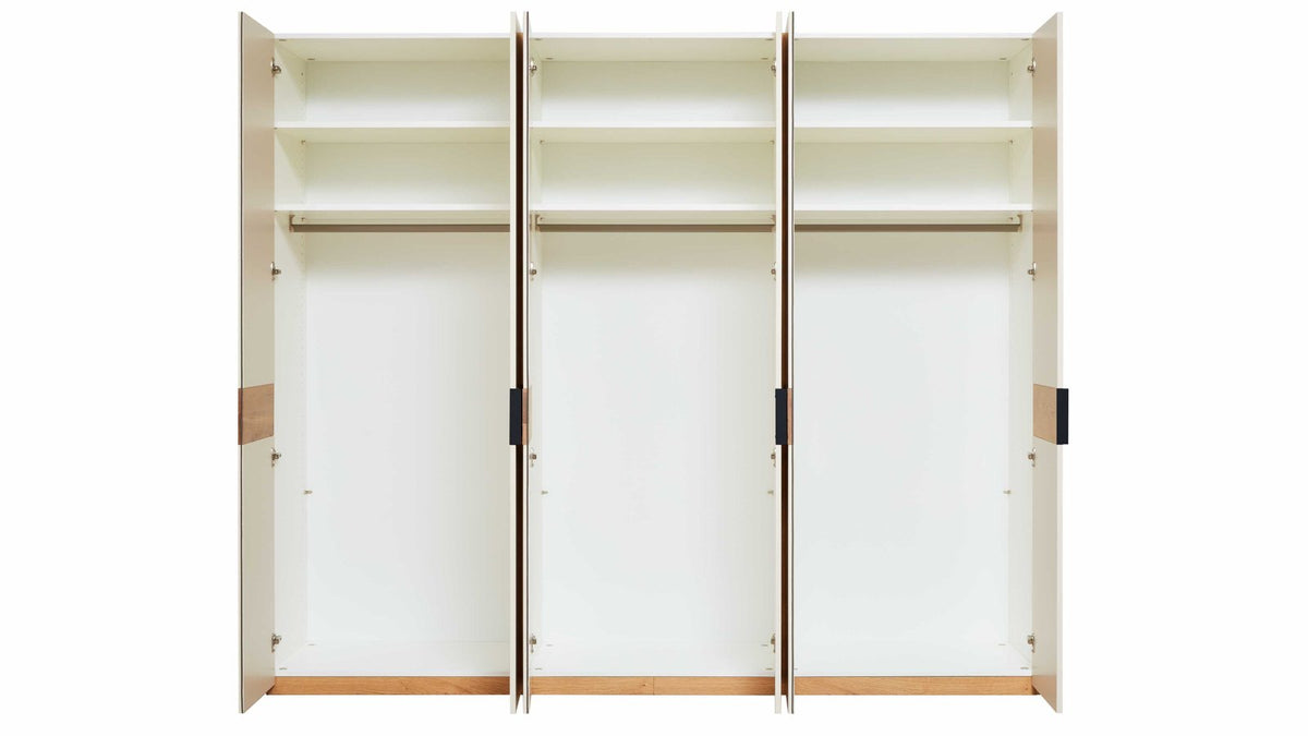 Vierteiliges Schlafzimmer mit Polsterbett und großzügigem Kleiderschrank