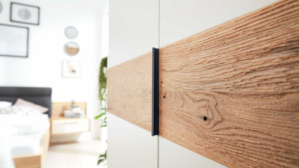 Vierteiliges Schlafzimmer mit Polsterbett und großzügigem Kleiderschrank