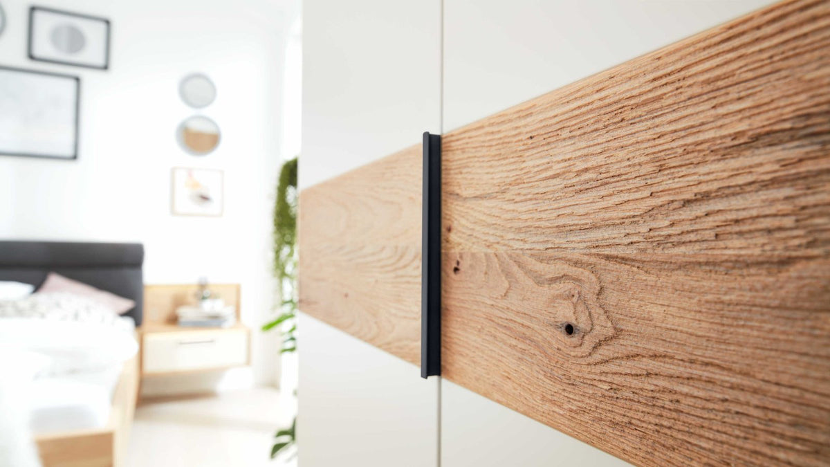 Vierteiliges Schlafzimmer mit Polsterbett und großzügigem Kleiderschrank