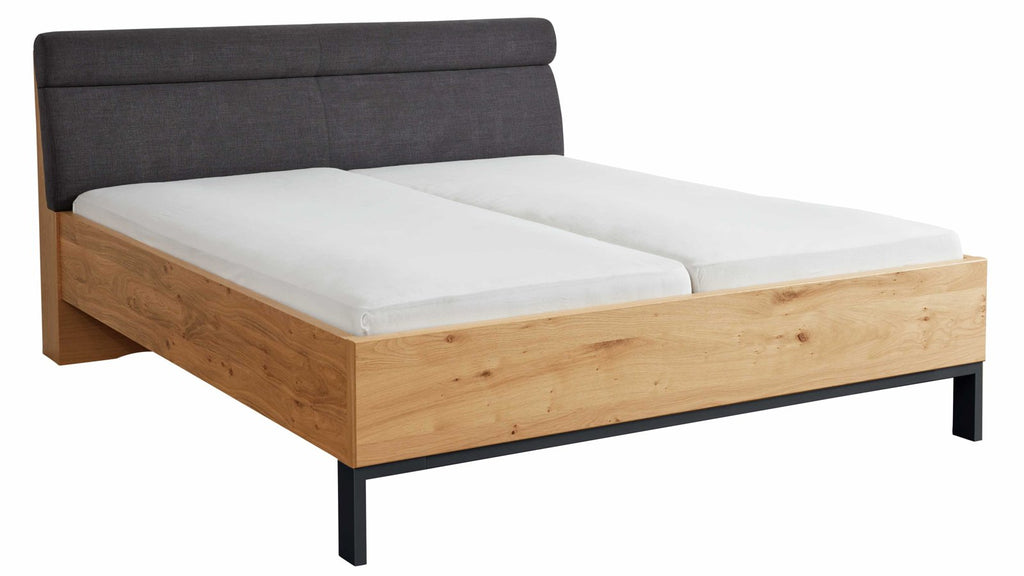 Vierteiliges Schlafzimmer mit Polsterbett und großzügigem Kleiderschrank