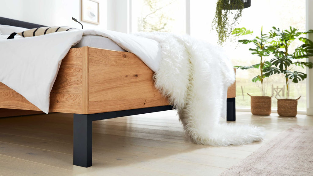 Vierteiliges Schlafzimmer mit Polsterbett und großzügigem Kleiderschrank