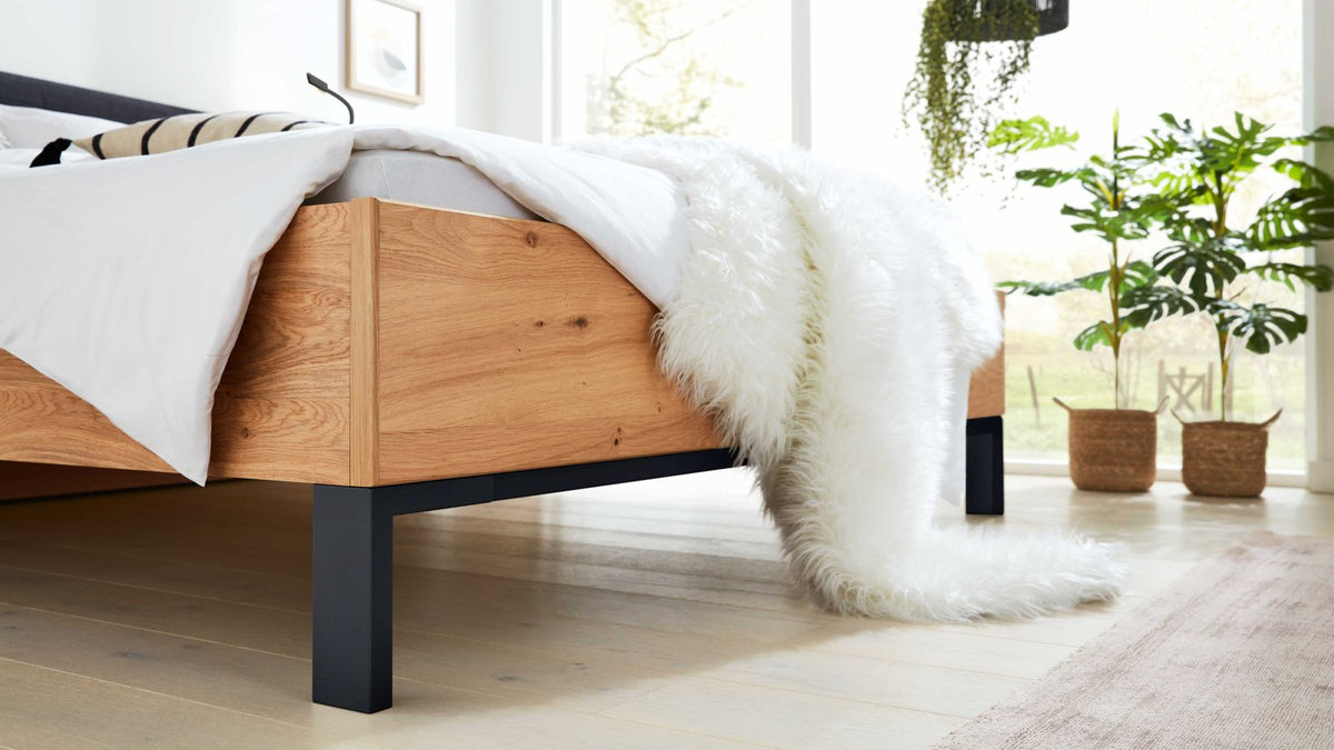Vierteiliges Schlafzimmer mit Polsterbett und großzügigem Kleiderschrank