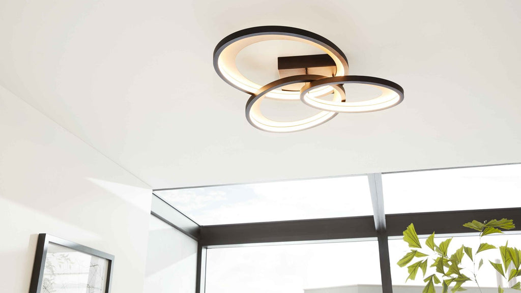 Deckenleuchte mit drei ineinander verschlungenen LED-Ringen in Schwarz