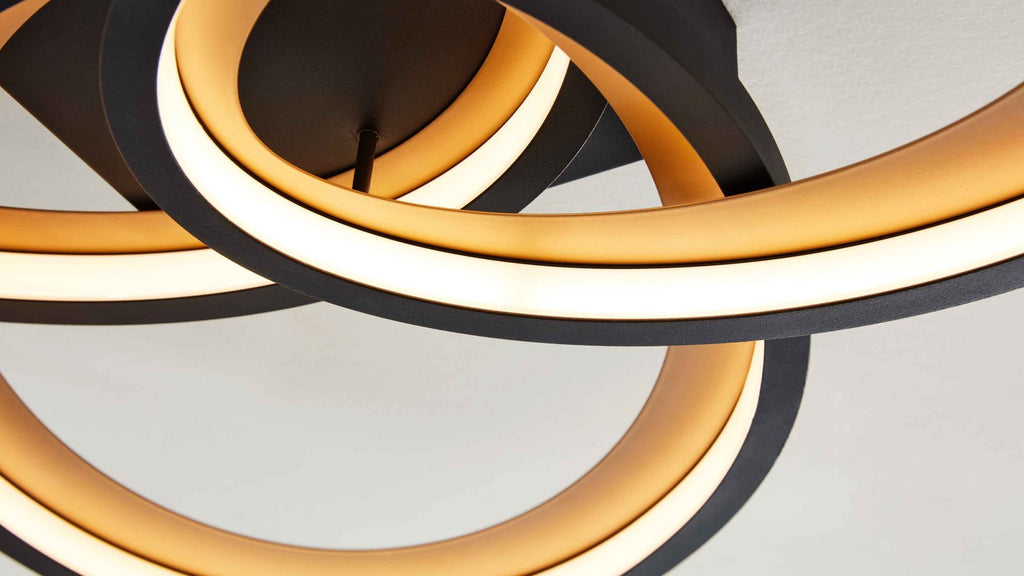 Deckenleuchte mit drei ineinander verschlungenen LED-Ringen in Schwarz