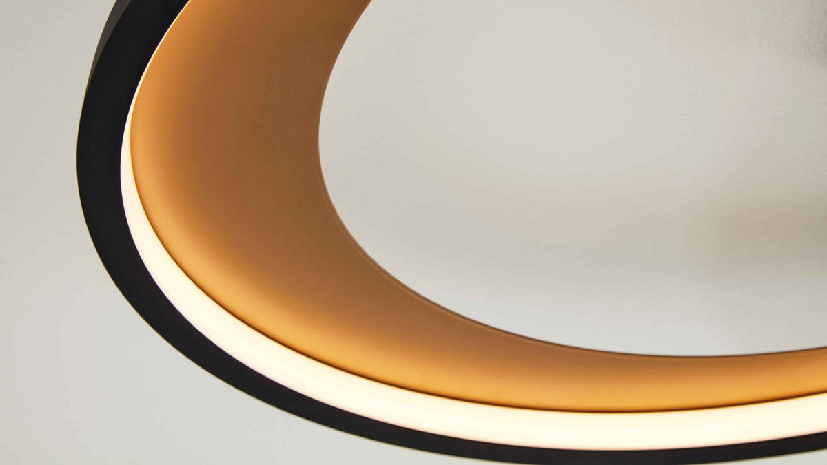 Deckenleuchte mit drei ineinander verschlungenen LED-Ringen in Schwarz