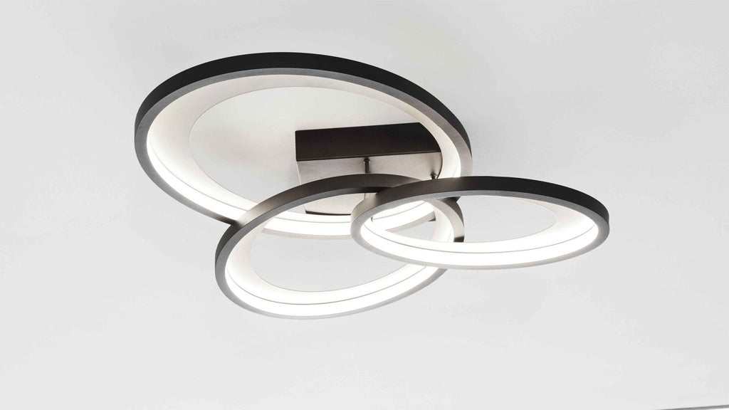 Deckenleuchte mit drei ineinander verschlungenen LED-Ringen in Schwarz