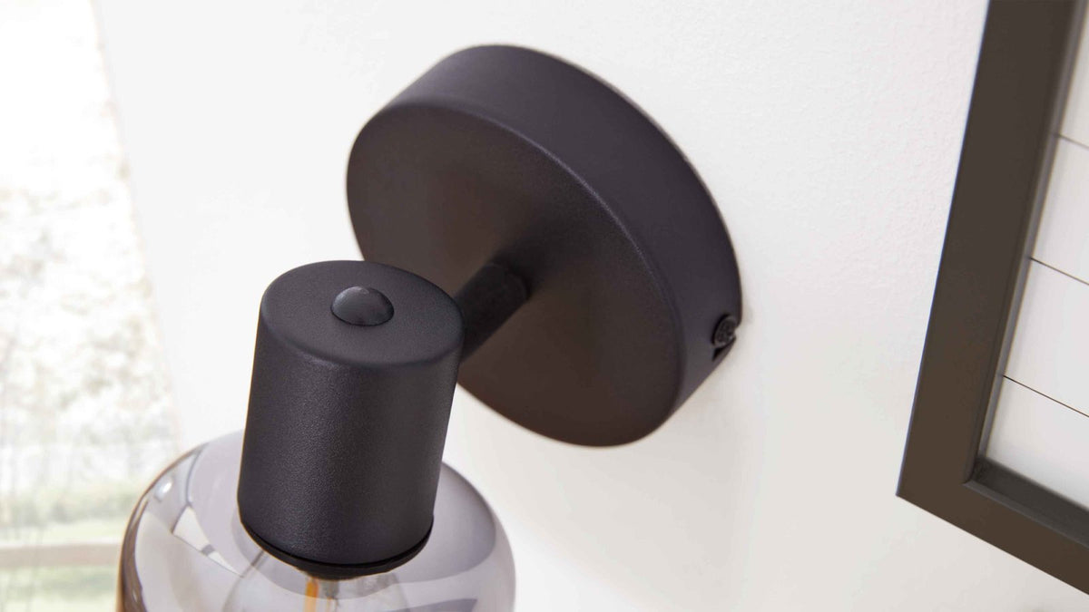 Wandleuchte mit schwarzem Metallgehäuse und rauchgrauem Glas-Schirm