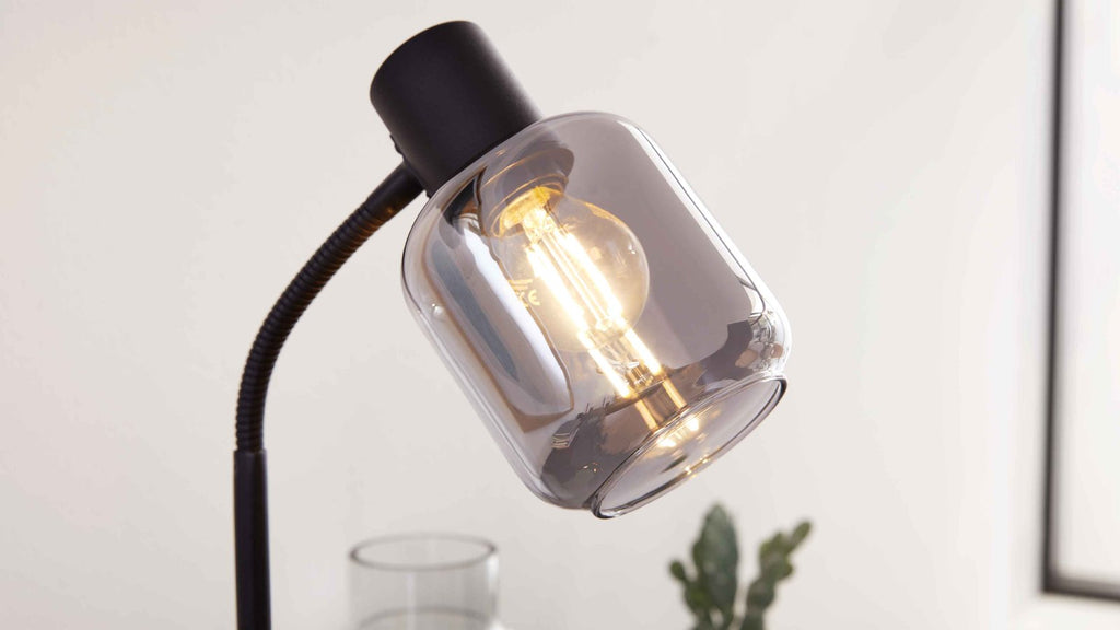 Tischleuchte mit schwarzem Metallgestell und rauchgrauem Glas-Schirm