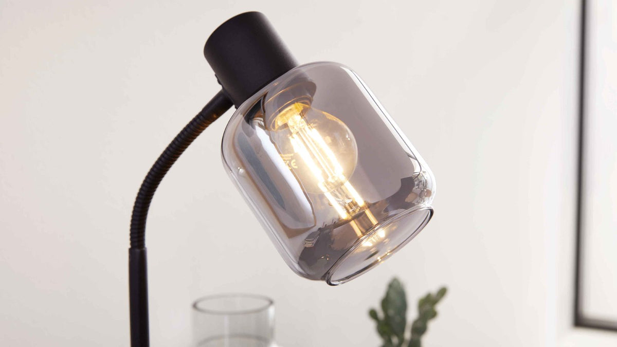 Tischleuchte mit schwarzem Metallgestell und rauchgrauem Glas-Schirm