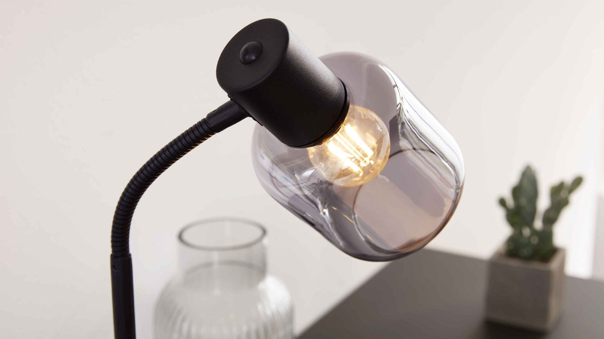 Tischleuchte mit schwarzem Metallgestell und rauchgrauem Glas-Schirm