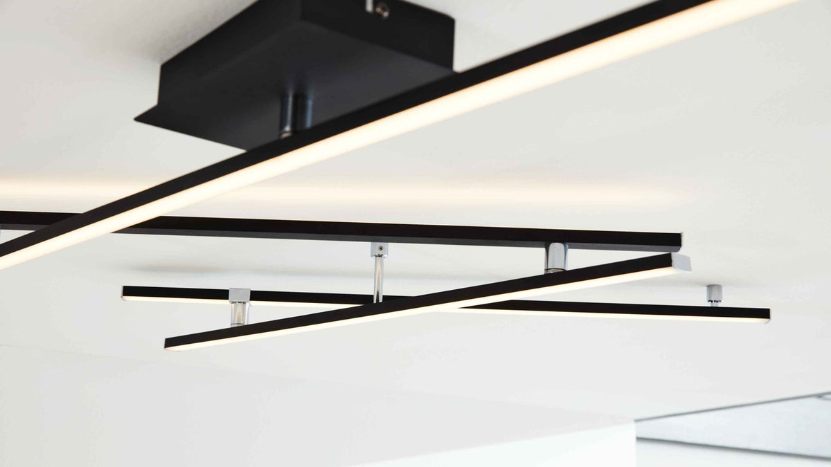 Deckenleuchte mit schlanken LED-Stäben in Schwarz