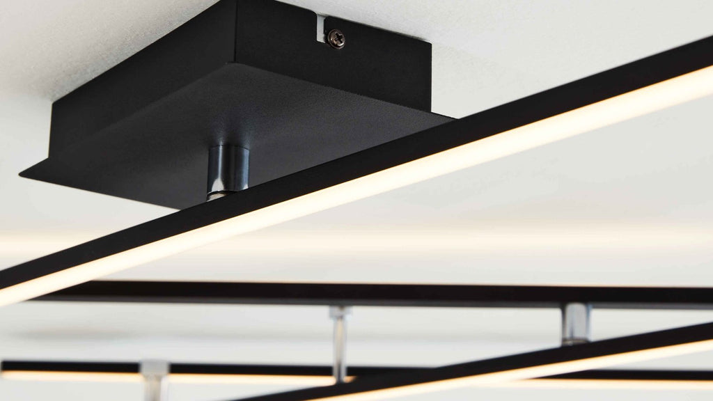 Deckenleuchte mit schlanken LED-Stäben in Schwarz