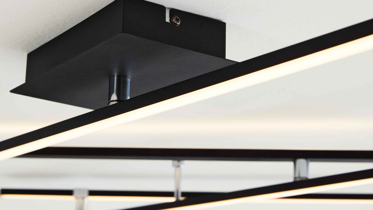 Deckenleuchte mit schlanken LED-Stäben in Schwarz