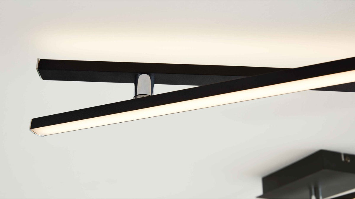 Deckenleuchte mit schlanken LED-Stäben in Schwarz