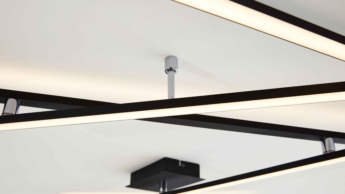 Deckenleuchte mit schlanken LED-Stäben in Schwarz