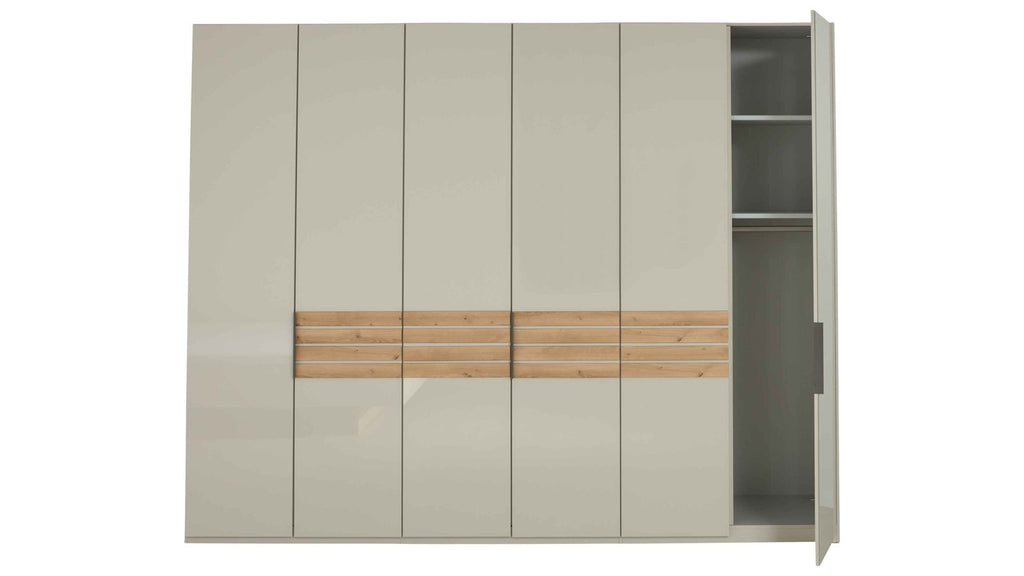 Schlafzimmer in Champagner und Eiche Bianco mit Polsterbett und Kleiderschrank