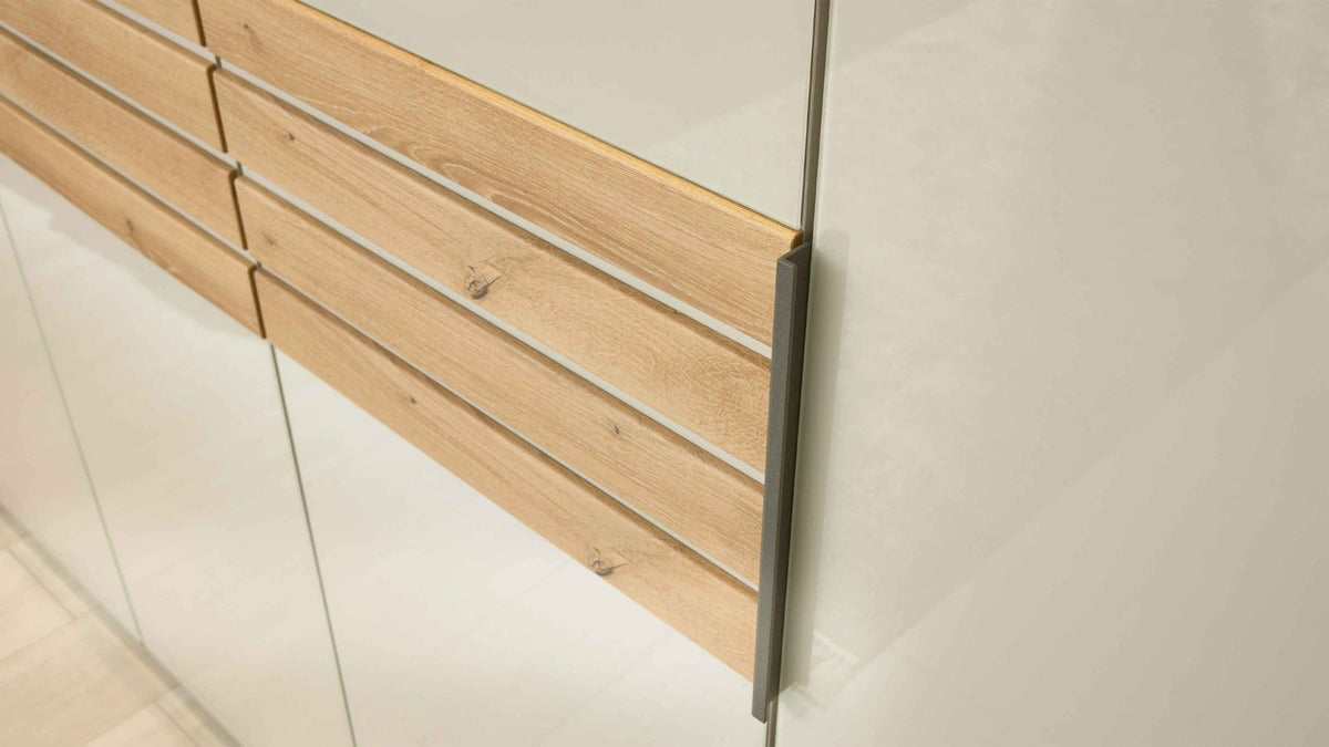 Schlafzimmer in Champagner und Eiche Bianco mit Polsterbett und Kleiderschrank