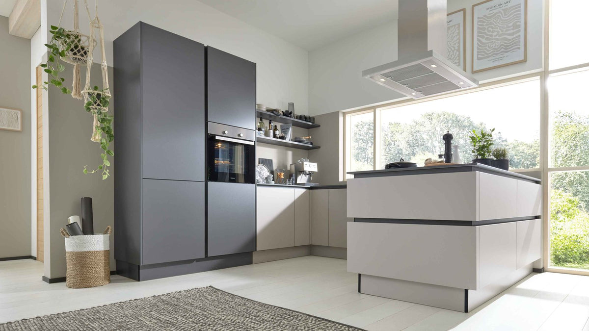 Interliving Küche Serie 3060 – Grau und Taupe mit Kochinsel