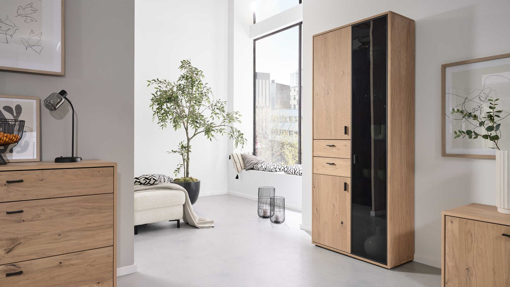 Interliving Vitrine Eichefurnier Schwarzglas