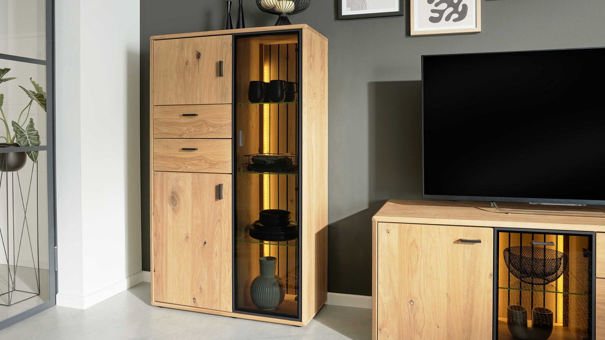Interliving Highboard Serie 2024 in Eichefurnier und Schwarzglas
