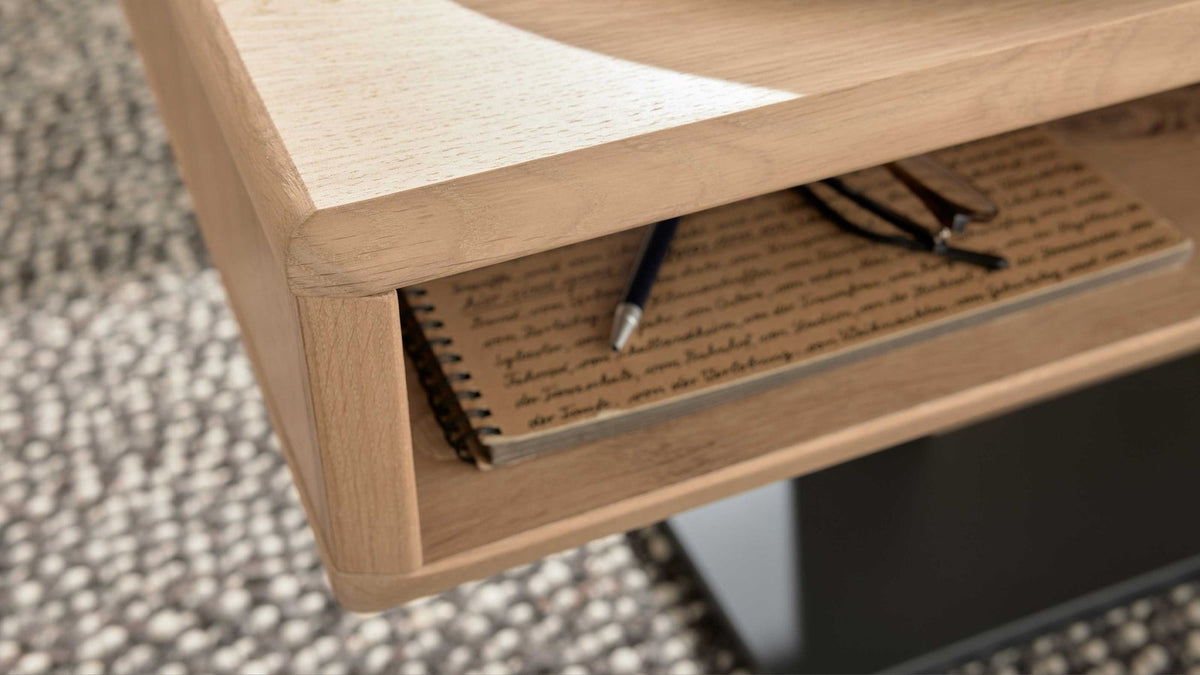 Interliving Couchtisch Serie 2024 mit Eichefurnier und schwarzer Bodenplatte