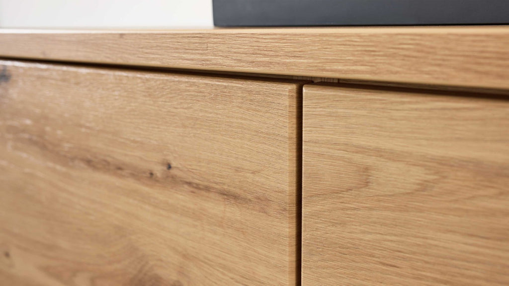 Interliving Wohnwand Serie 2110 in Alteiche mit TV-Lowboard, Vitrine und Highboard
