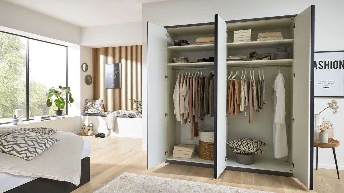 Drehtürenschrank Serie 1207 Wohnbeispiel