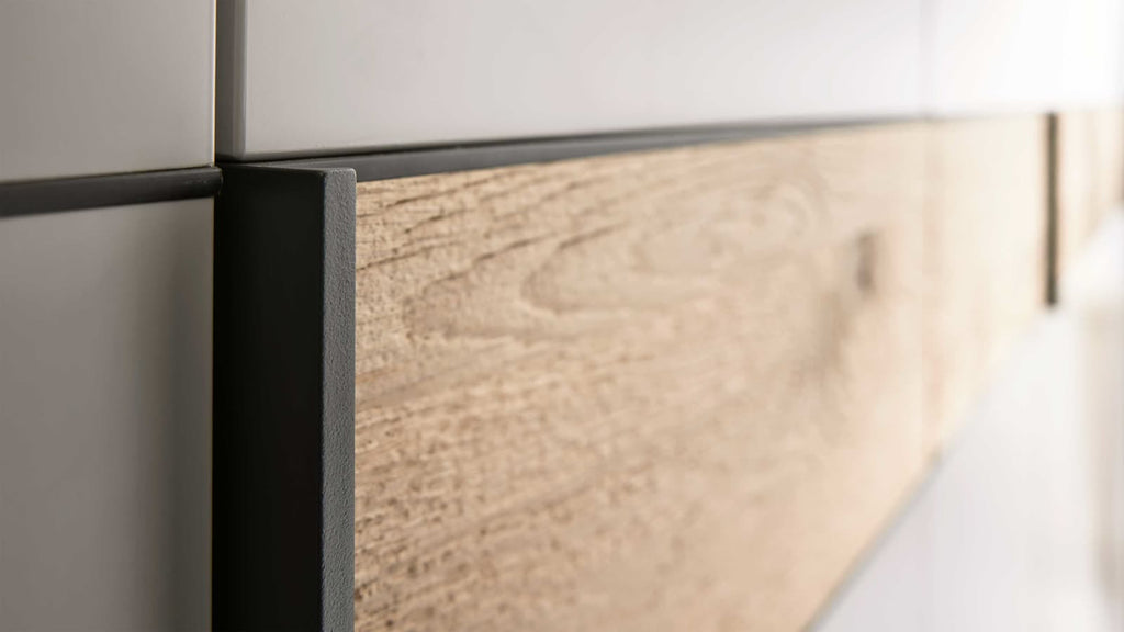 Drehtürenschrank Wildeiche Griff
