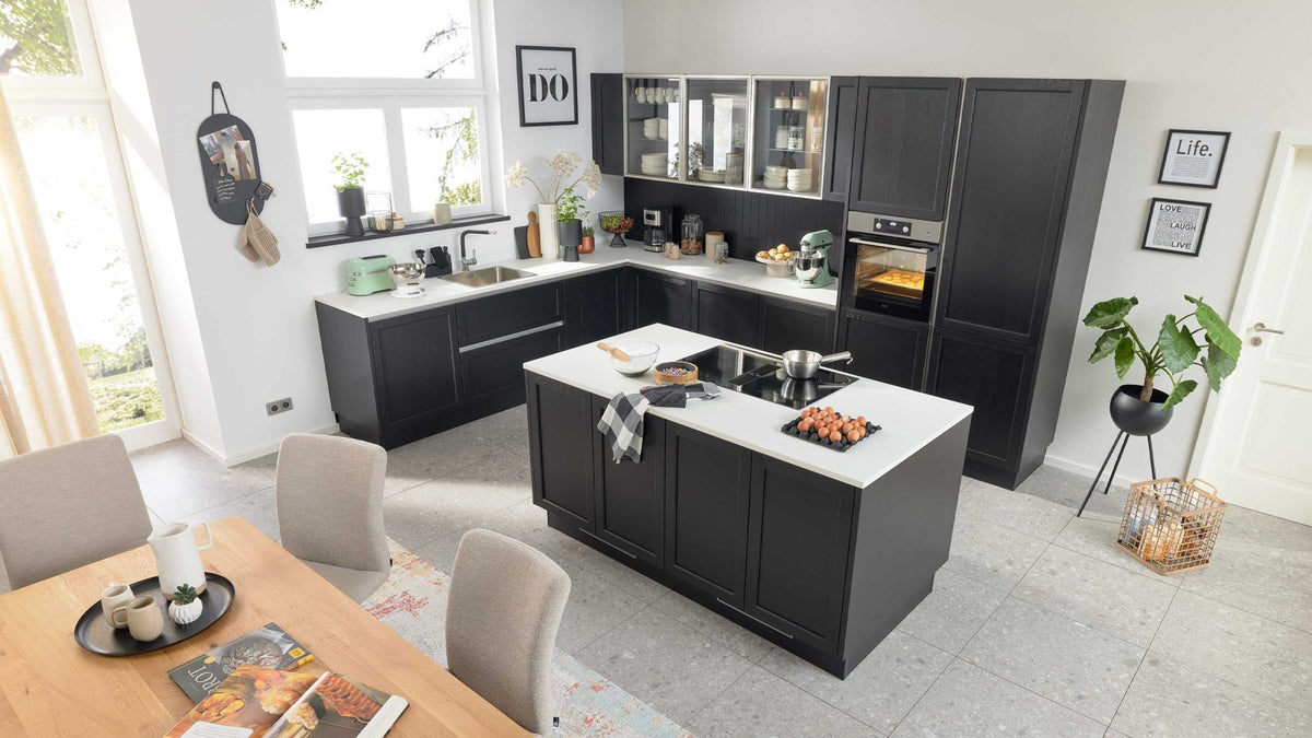 Interliving Küche Serie 3067 – Landhausküche Schwarz
