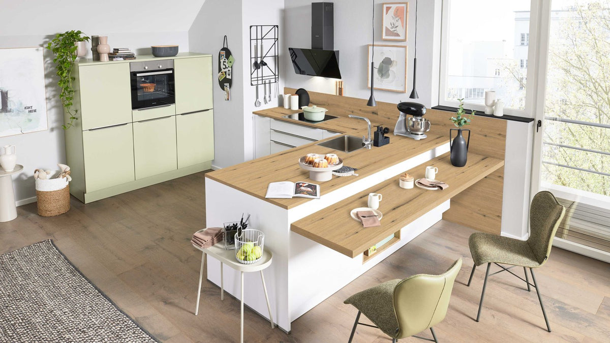 Interliving Küche Serie 3109 – Grün mit Essbereich