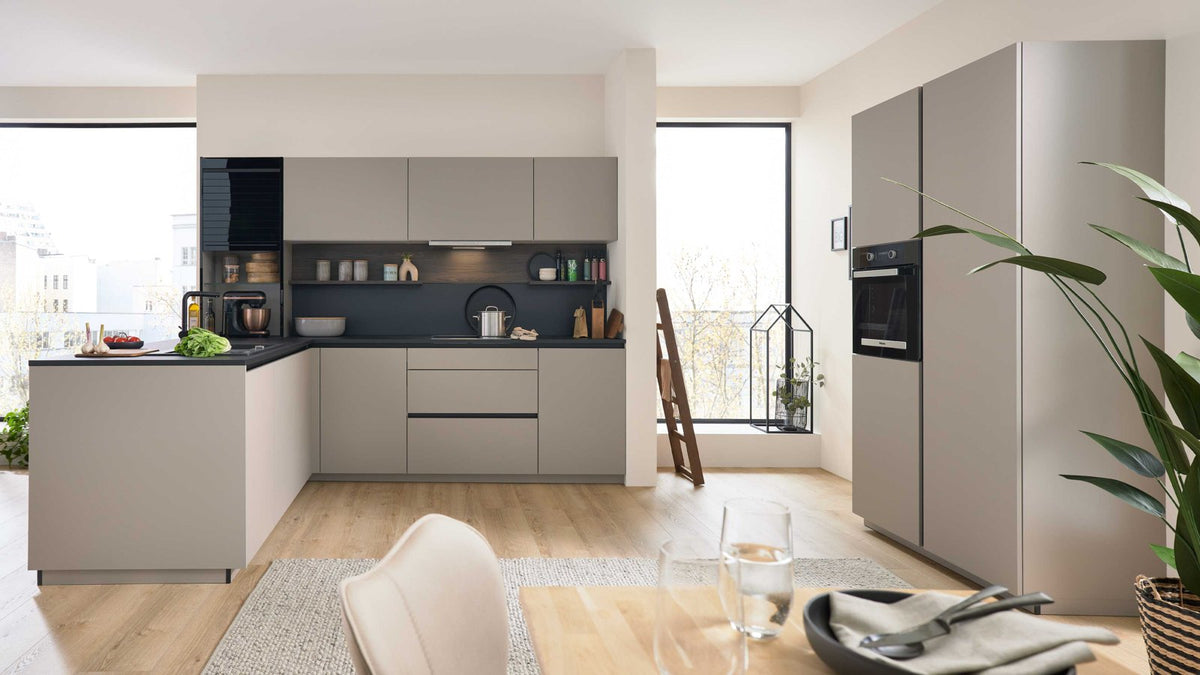 Interliving Küche Serie 3106 – Dunkles Beige mit Schwarz